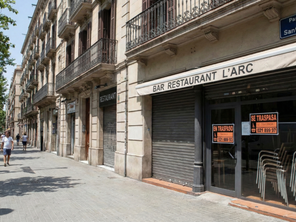 fachada de un restaurante bar situado en Passeig de Sant Joan, disponible para traspaso por Inmotula
