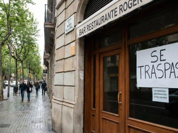 fachada de un bar restaurante situado en Roger de Fahada de un bar en calle rogeer Llúria, disponible para traspaso por Inmotula.