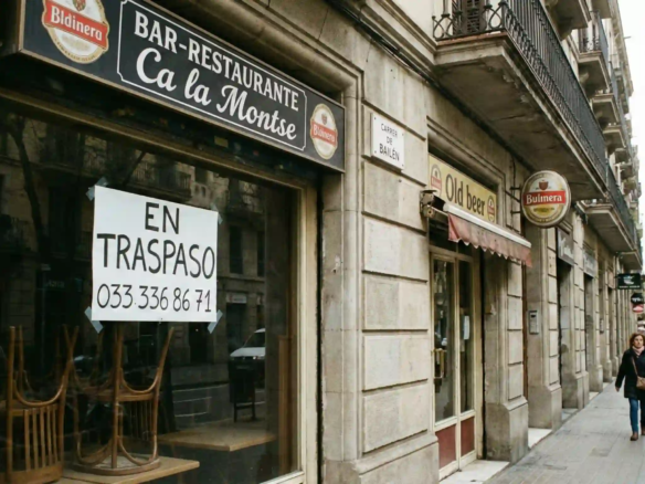 Fachada de un bar restaurante situado en la calle Bailén, disponible para traspaso por Inmotula.