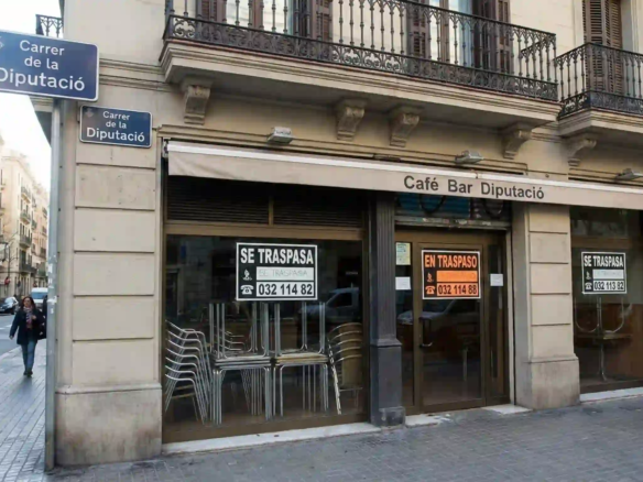 Fachada de una cafetería bar situada en la calle Diputación, disponible para traspaso por Inmotula.