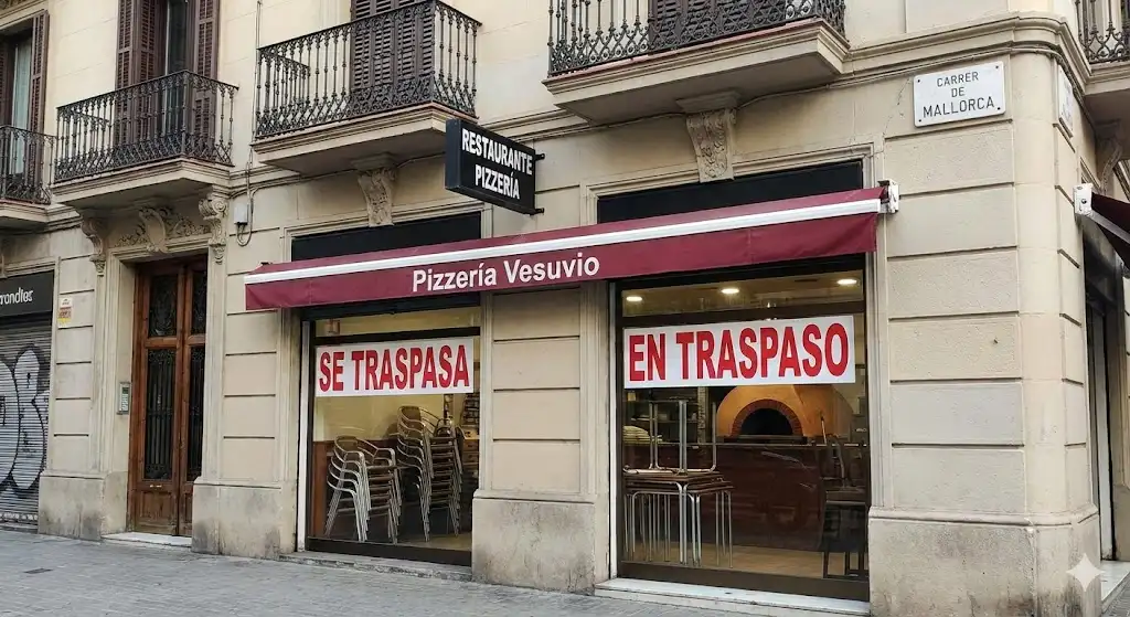 Fachada de una pizzería bar situada en el Carrer Mallorca, disponible para traspaso por inmotula.