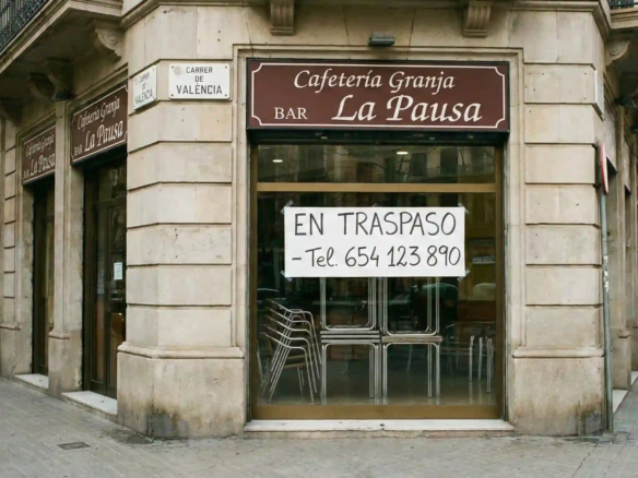 Interior realista y de diseño minimalista de un restaurante bar situado en la Calle de València, disponible para traspaso por inmotula..