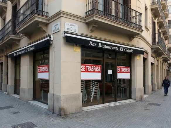 Fachada esquina de un restaurante bar situado en el Carrer Rosselló, disponible para traspaso por Inmotula.