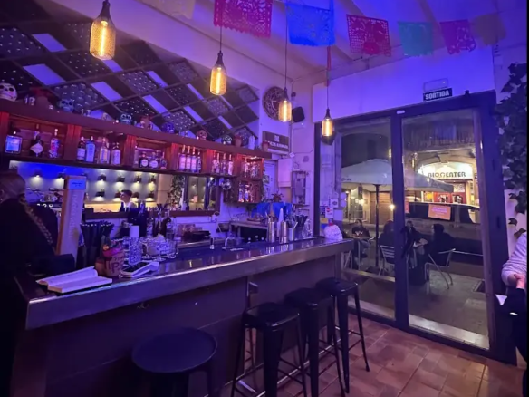 Interior realista y de diseño minimalista de un bar cafetería situado en la calle Pintor Fortuny, Ciutat Vella, disponible para traspaso por Inmotula