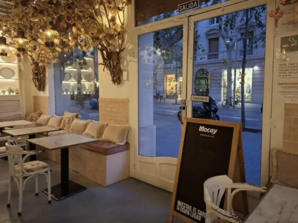 nterior realista y de diseño minimalista de un bar restaurante situado en la calle Enric Granados, Barcelona, disponible para traspaso por Inmotula.-barcelona-inmotula